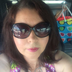 Meet your Posher, Claudia